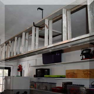 T07. Aluminum extension ladder. - $100
